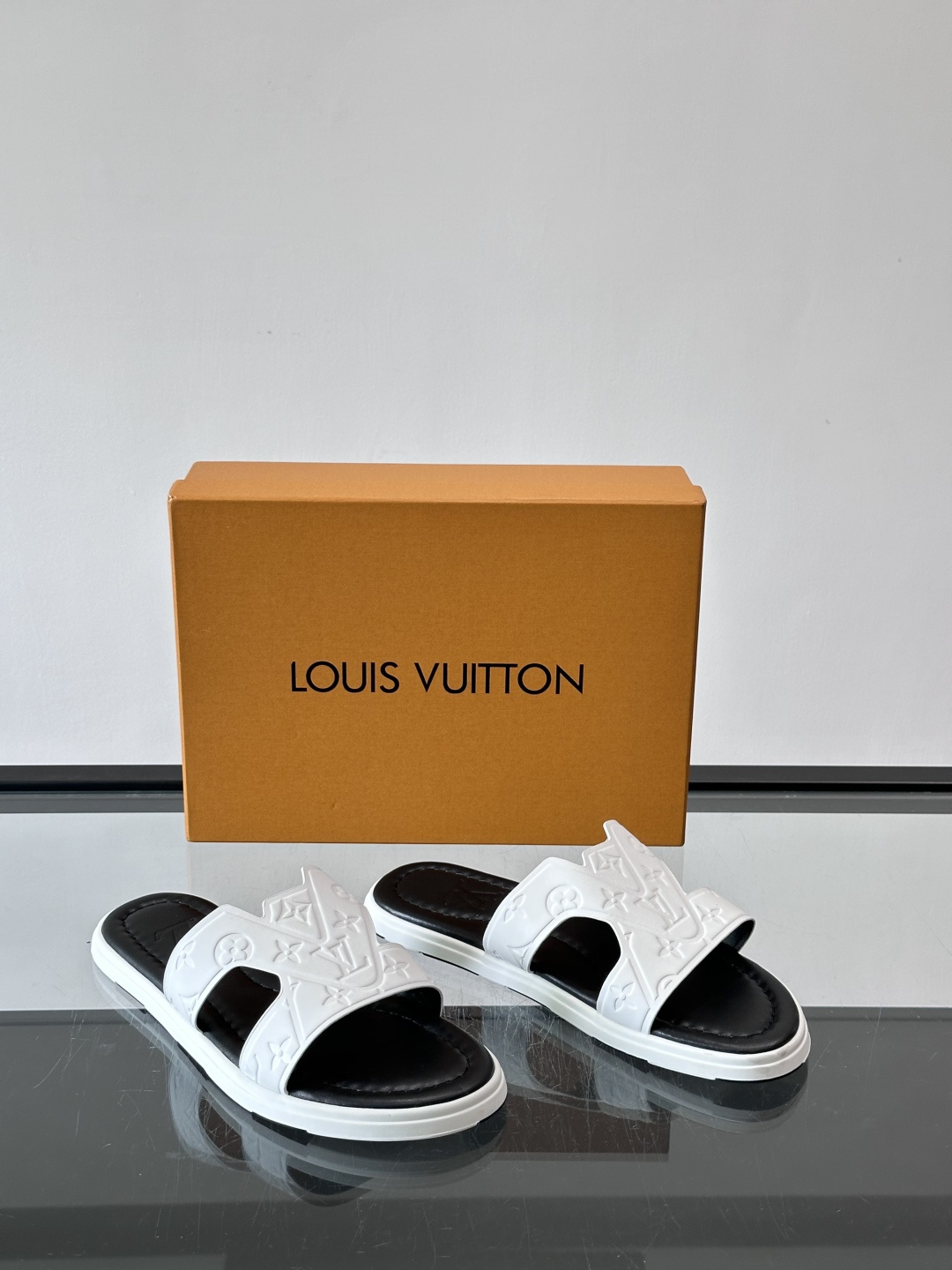 LV Isola拖鞋采用牛皮材料，鞋面和鞋底都印有经典Monogram图案，品牌辨识度超高！简约设计+舒