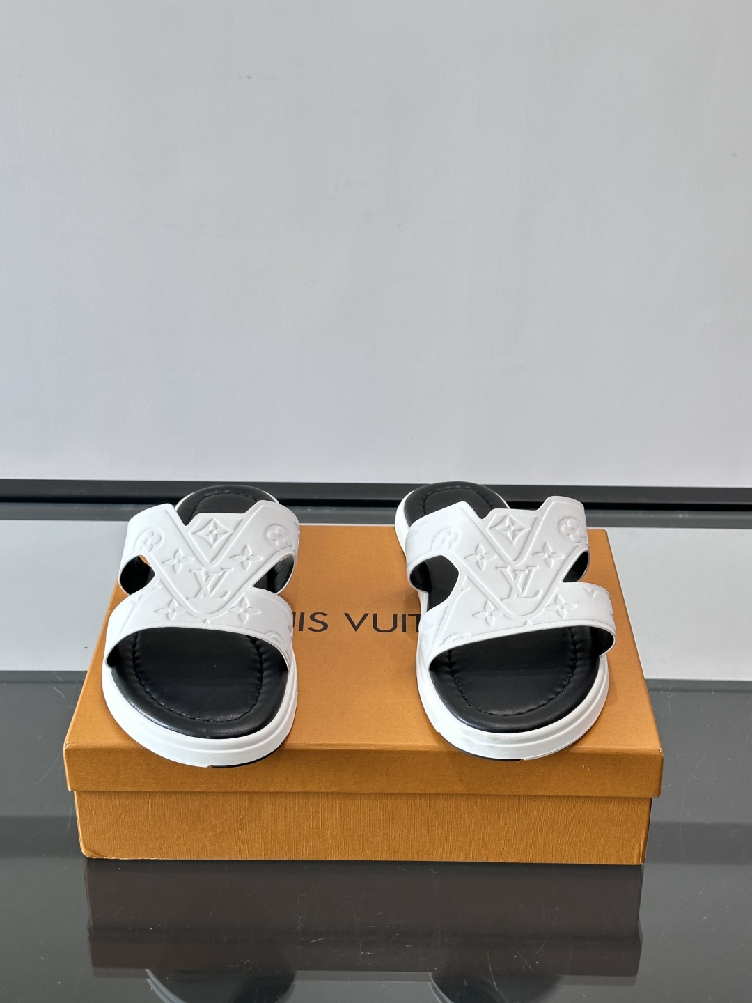 LV Isola拖鞋采用牛皮材料，鞋面和鞋底都印有经典Monogram图案，品牌辨识度超高！简约设计+舒