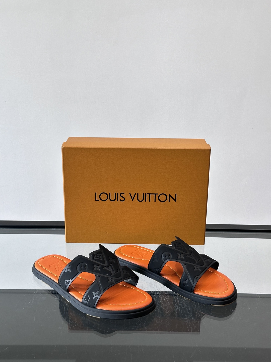 LV Isola拖鞋采用牛皮材料，鞋面和鞋底都印有经典Monogram图案，品牌辨识度超高！简约设计+舒