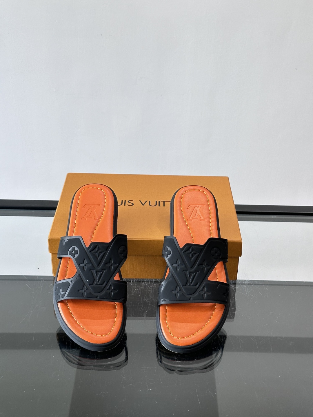 LV Isola拖鞋采用牛皮材料，鞋面和鞋底都印有经典Monogram图案，品牌辨识度超高！简约设计+舒