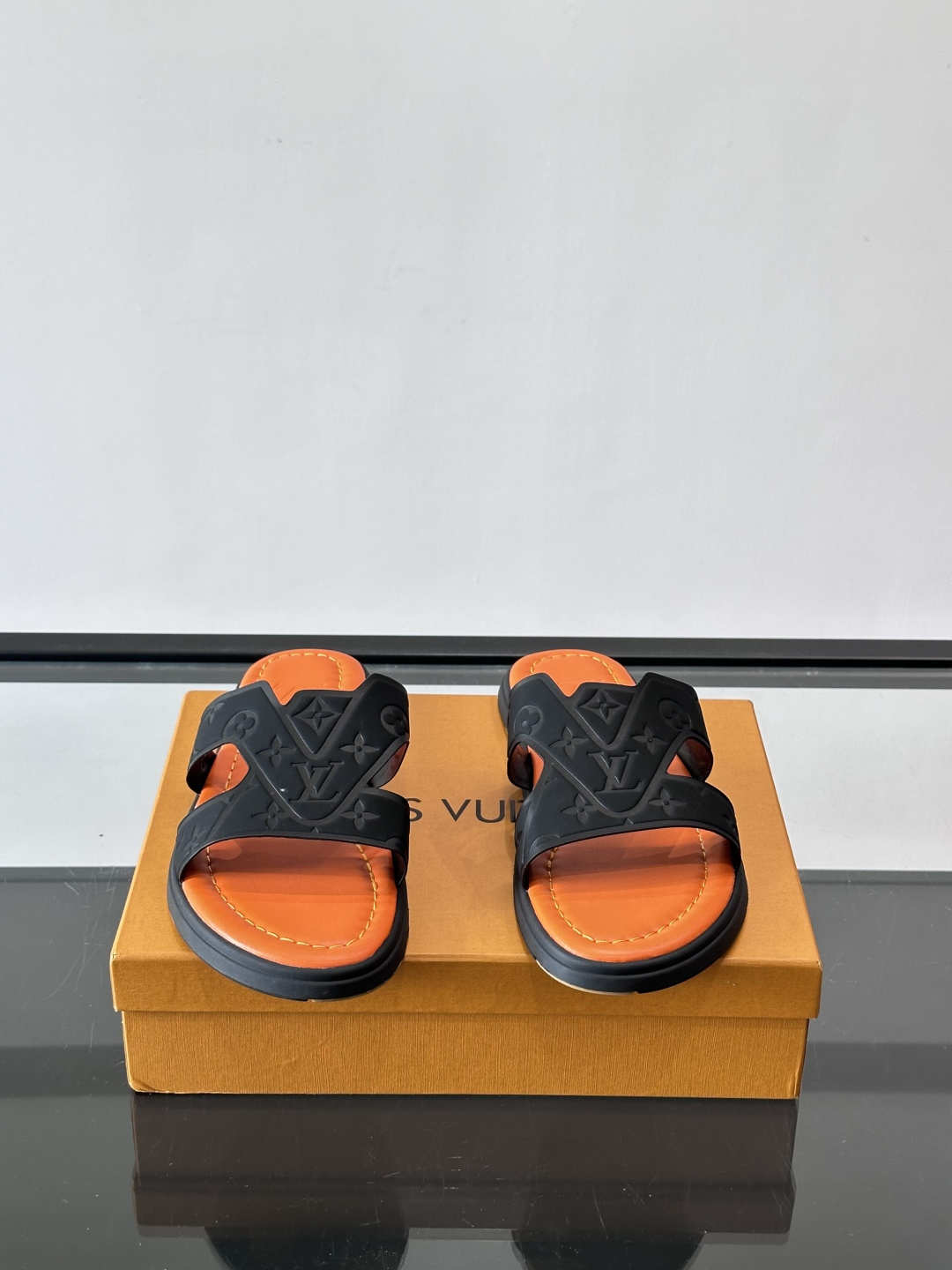 LV Isola拖鞋采用牛皮材料，鞋面和鞋底都印有经典Monogram图案，品牌辨识度超高！简约设计+舒