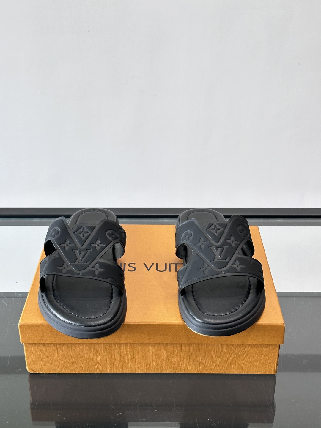 LV Isola拖鞋采用牛皮材料，鞋面和鞋底都印有经典Monogram图案，品牌辨识度超高！简约设计+舒