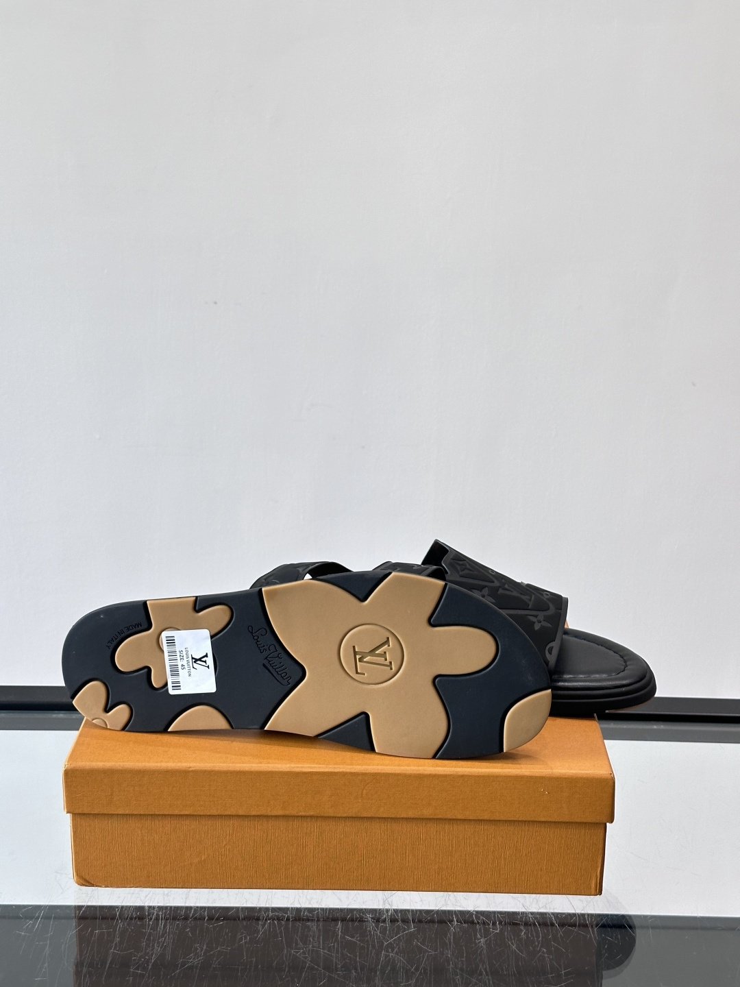 LV Isola拖鞋采用牛皮材料，鞋面和鞋底都印有经典Monogram图案，品牌辨识度超高！简约设计+舒