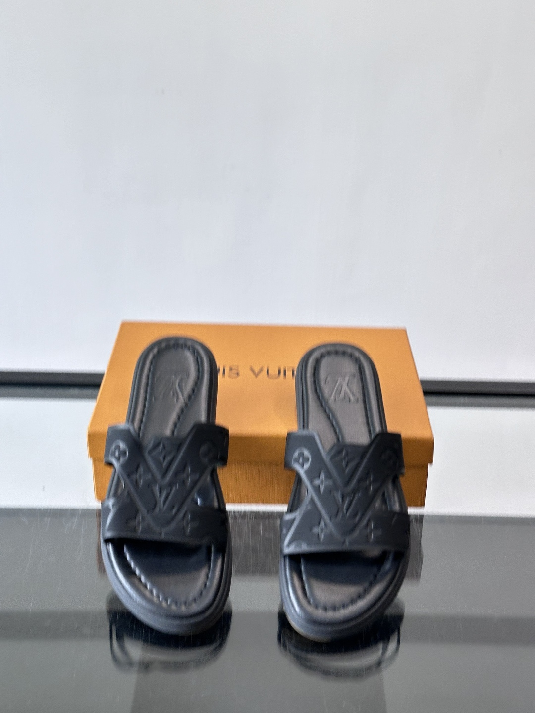 LV Isola拖鞋采用牛皮材料，鞋面和鞋底都印有经典Monogram图案，品牌辨识度超高！简约设计+舒