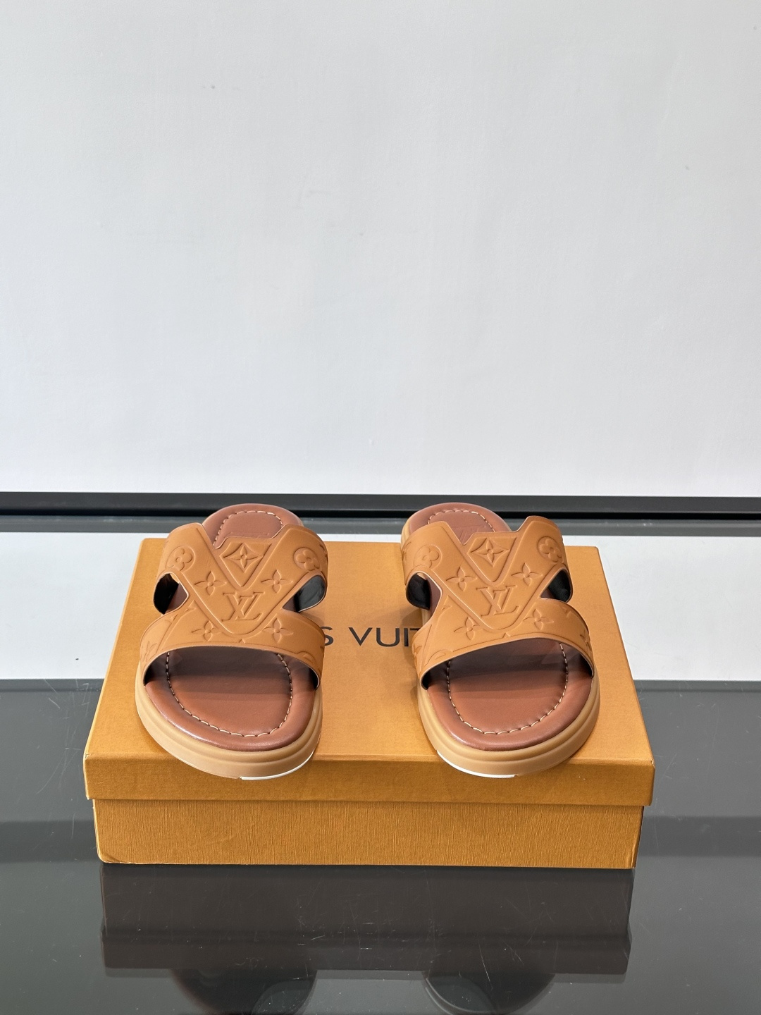 LV Isola拖鞋采用牛皮材料，鞋面和鞋底都印有经典Monogram图案，品牌辨识度超高！简约设计+舒
