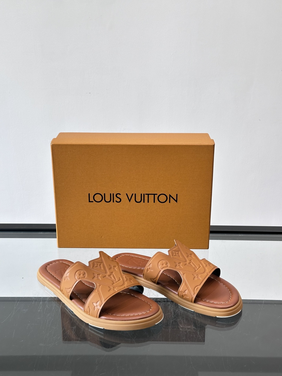 LV Isola拖鞋采用牛皮材料，鞋面和鞋底都印有经典Monogram图案，品牌辨识度超高！简约设计+舒