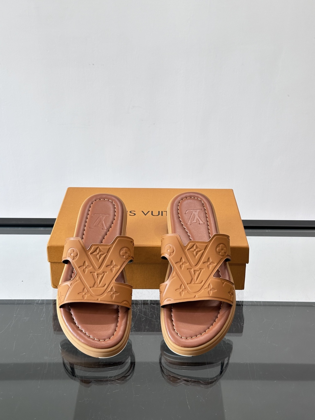 LV Isola拖鞋采用牛皮材料，鞋面和鞋底都印有经典Monogram图案，品牌辨识度超高！简约设计+舒