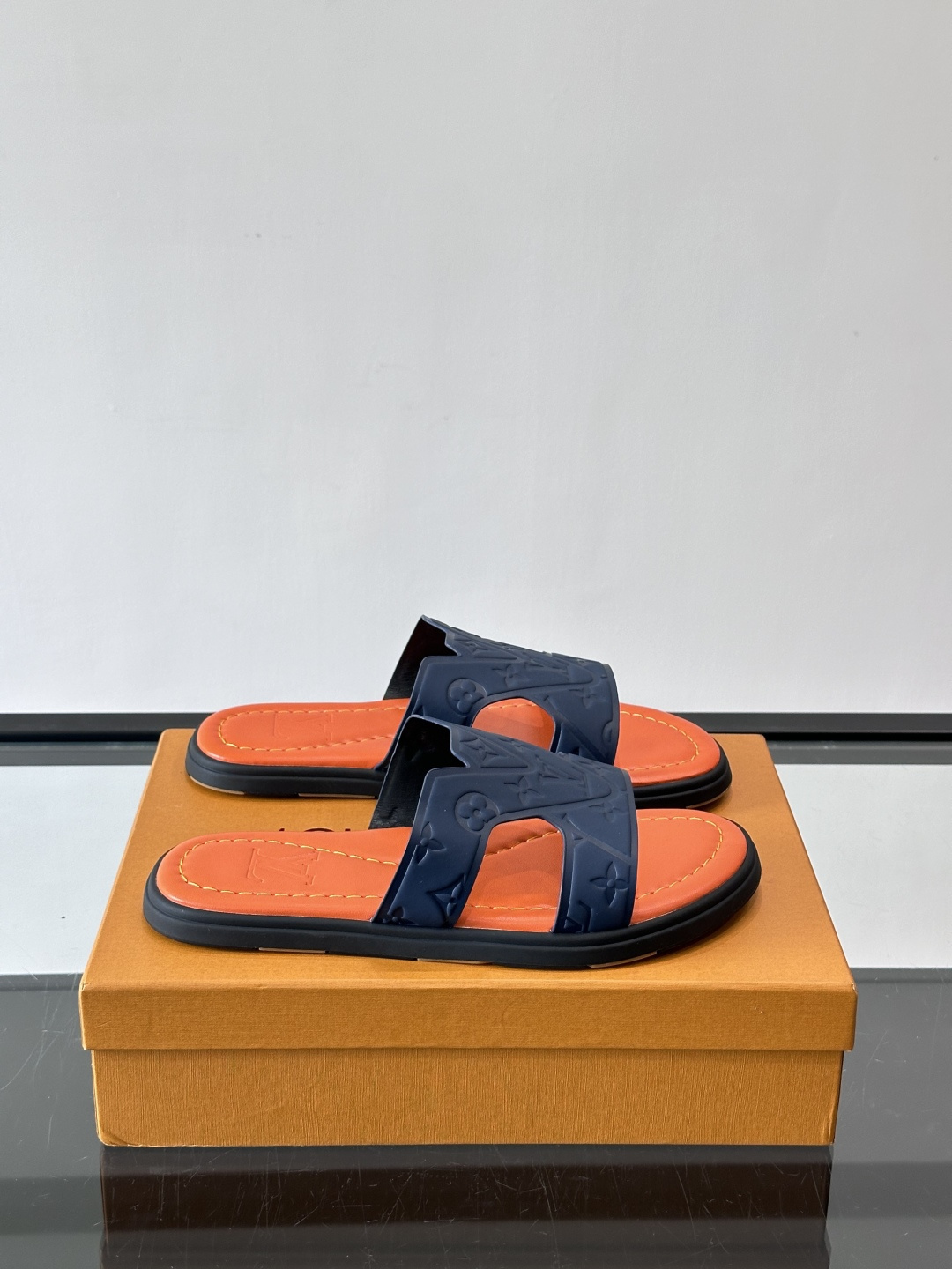 LV Isola拖鞋采用牛皮材料，鞋面和鞋底都印有经典Monogram图案，品牌辨识度超高！简约设计+舒