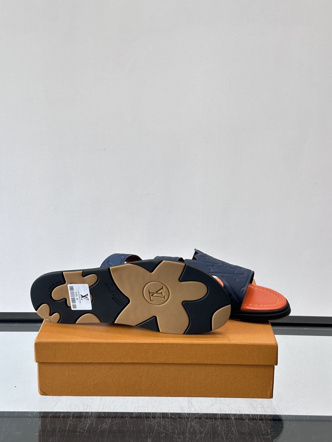 LV Isola拖鞋采用牛皮材料，鞋面和鞋底都印有经典Monogram图案，品牌辨识度超高！简约设计+舒