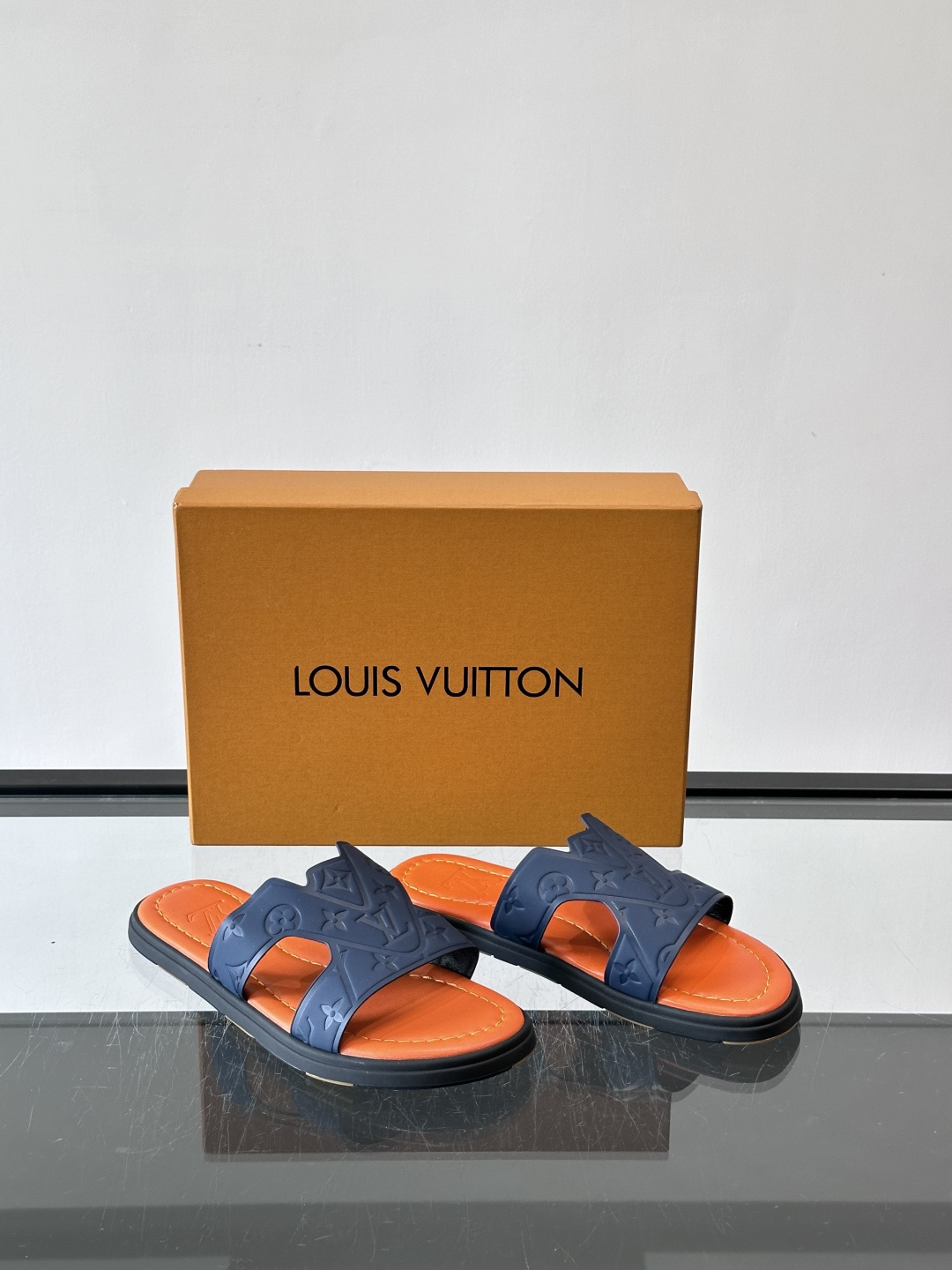 LV Isola拖鞋采用牛皮材料，鞋面和鞋底都印有经典Monogram图案，品牌辨识度超高！简约设计+舒