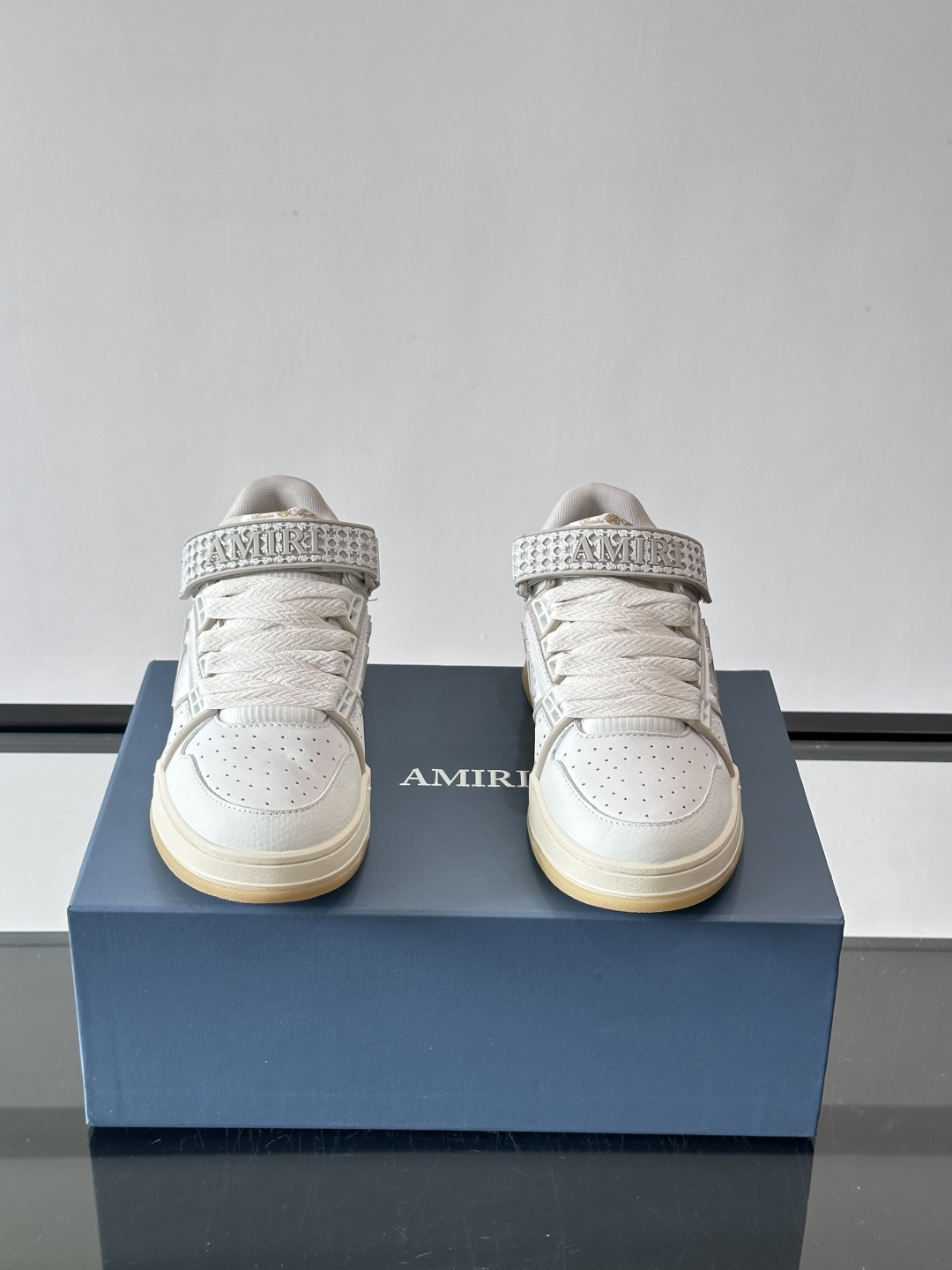 👟Amiri MA Skyline运动鞋。牛皮➕米黄橡胶底，简约又有细节感✨。鞋面有品牌标志和镂空设计，