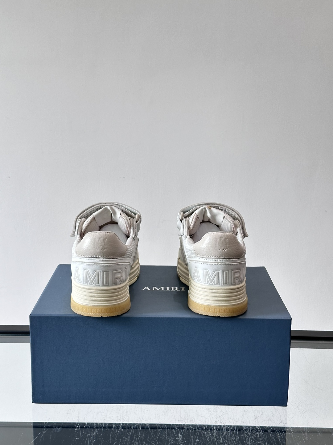 👟Amiri MA Skyline运动鞋。牛皮➕米黄橡胶底，简约又有细节感✨。鞋面有品牌标志和镂空设计，