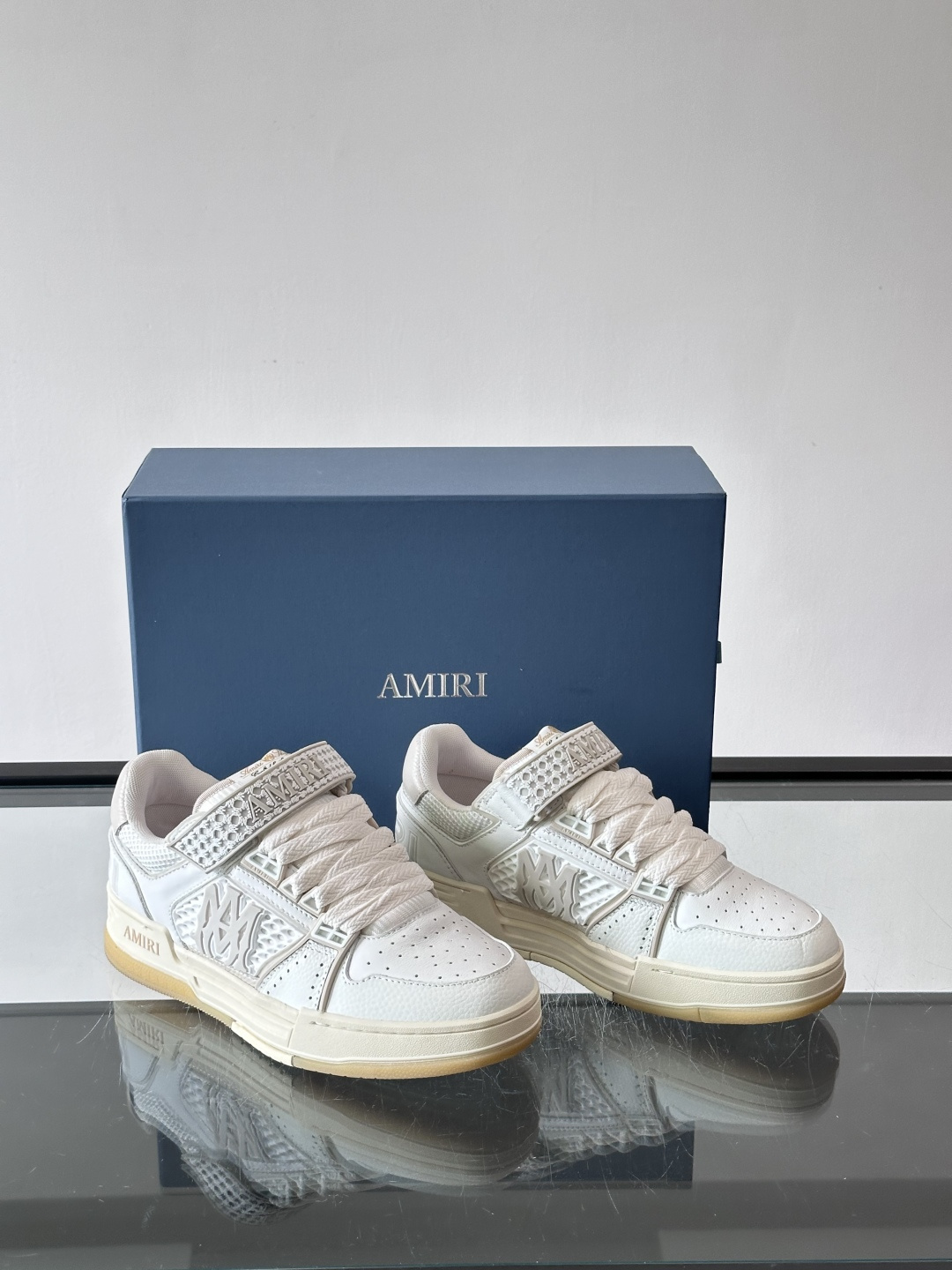 👟Amiri MA Skyline运动鞋。牛皮➕米黄橡胶底，简约又有细节感✨。鞋面有品牌标志和镂空设计，