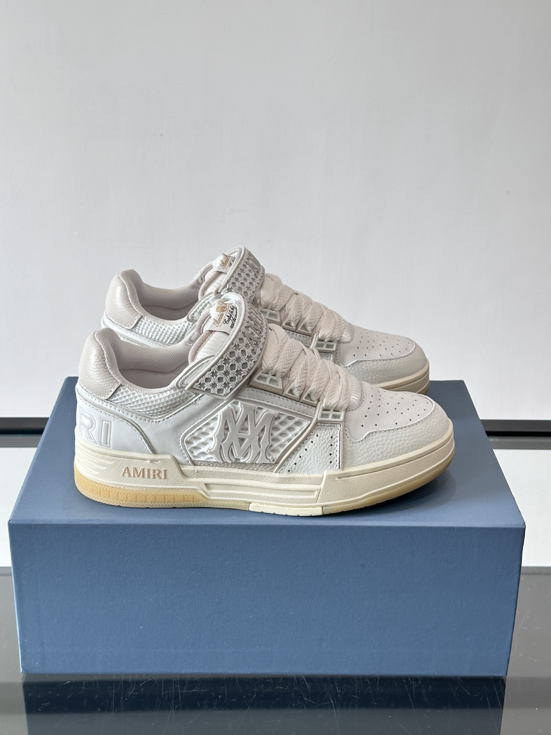 👟Amiri MA Skyline运动鞋。牛皮➕米黄橡胶底，简约又有细节感✨。鞋面有品牌标志和镂空设计，