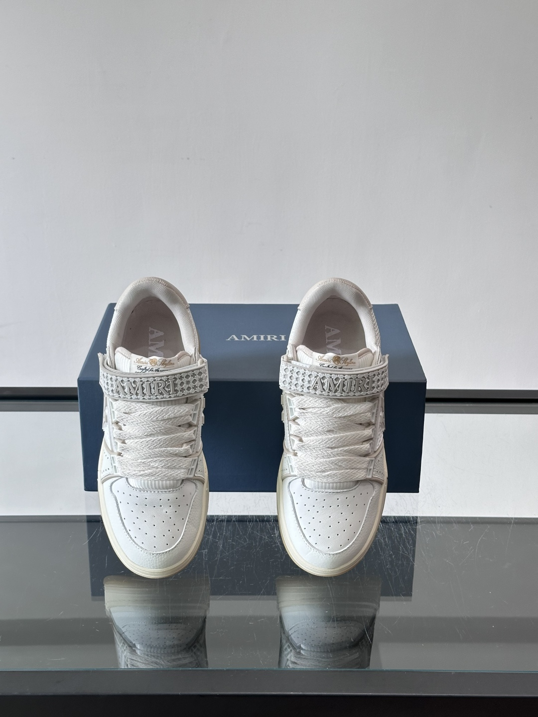 👟Amiri MA Skyline运动鞋。牛皮➕米黄橡胶底，简约又有细节感✨。鞋面有品牌标志和镂空设计，