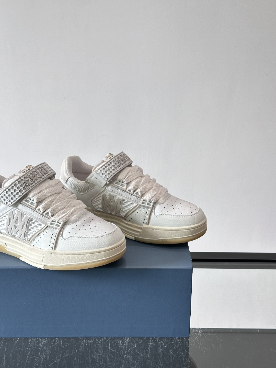 👟Amiri MA Skyline运动鞋。牛皮➕米黄橡胶底，简约又有细节感✨。鞋面有品牌标志和镂空设计，