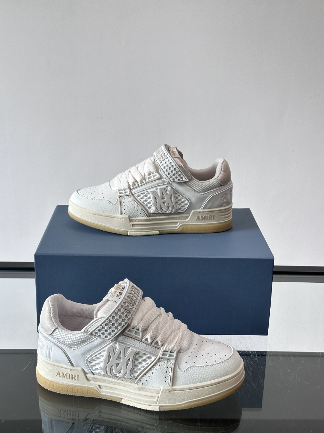👟Amiri MA Skyline运动鞋。牛皮➕米黄橡胶底，简约又有细节感✨。鞋面有品牌标志和镂空设计，