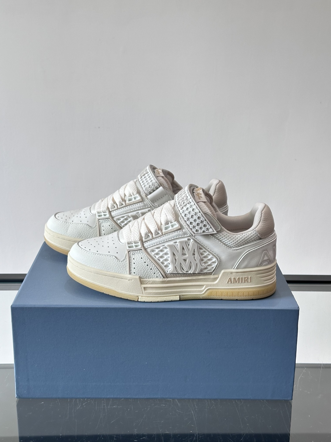 👟Amiri MA Skyline运动鞋。牛皮➕米黄橡胶底，简约又有细节感✨。鞋面有品牌标志和镂空设计，