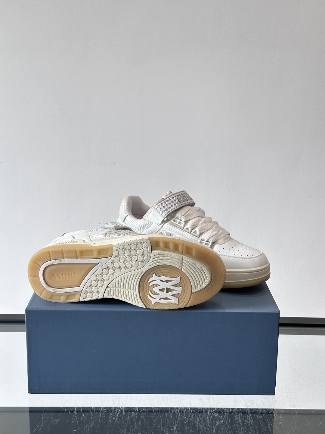 👟Amiri MA Skyline运动鞋。牛皮➕米黄橡胶底，简约又有细节感✨。鞋面有品牌标志和镂空设计，