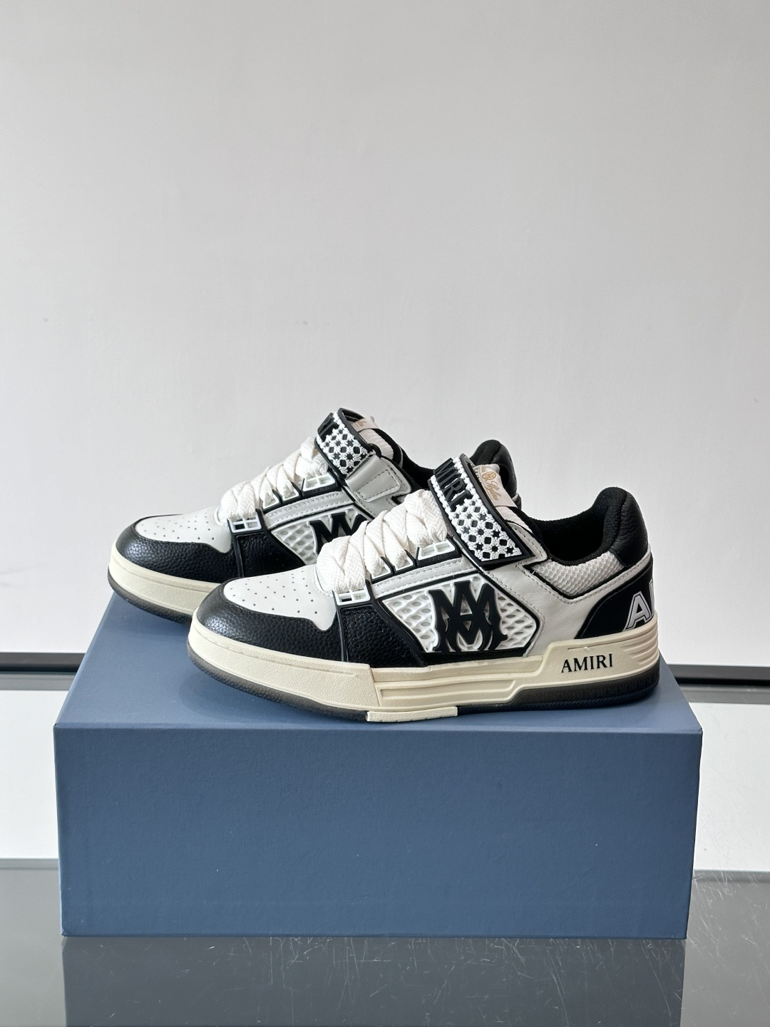 👟Amiri MA Skyline运动鞋。牛皮➕米黄橡胶底，简约又有细节感✨。鞋面有品牌标志和镂空设计，