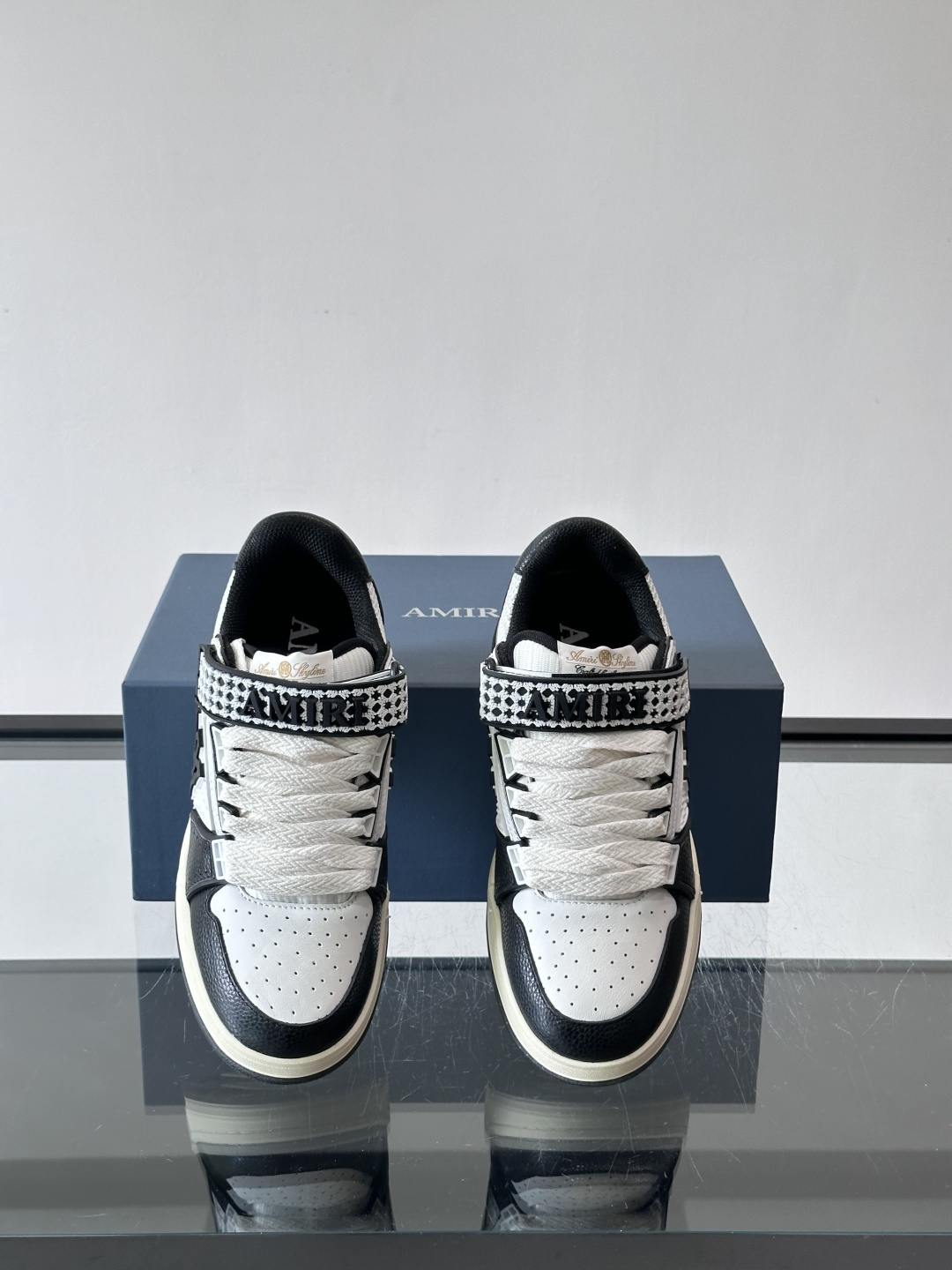 👟Amiri MA Skyline运动鞋。牛皮➕米黄橡胶底，简约又有细节感✨。鞋面有品牌标志和镂空设计，