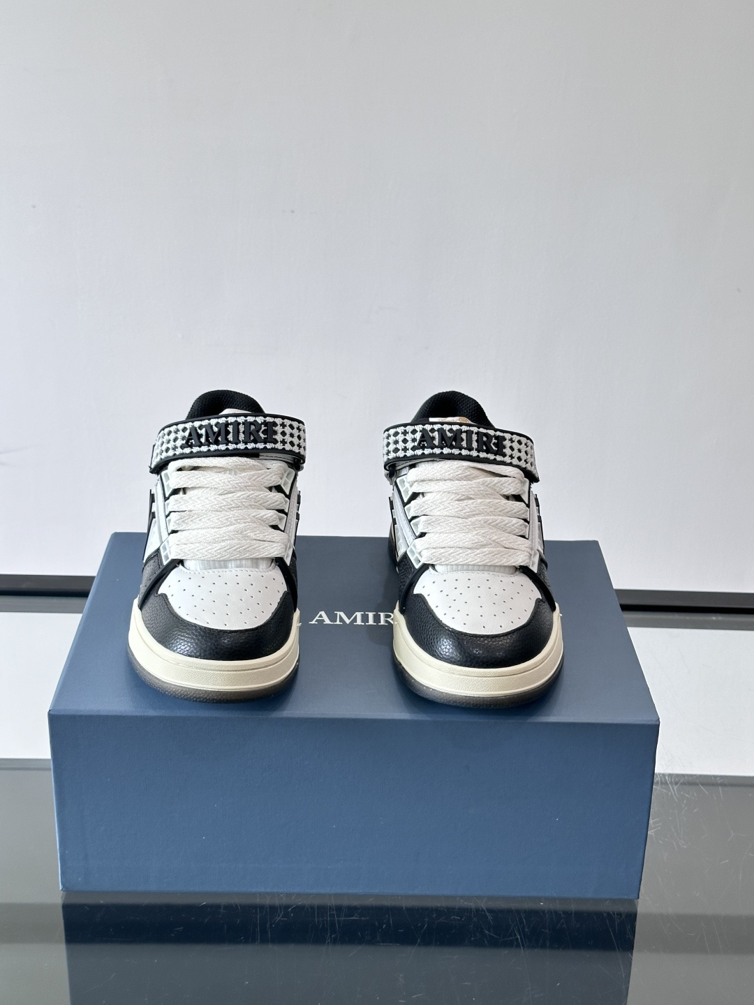 👟Amiri MA Skyline运动鞋。牛皮➕米黄橡胶底，简约又有细节感✨。鞋面有品牌标志和镂空设计，
