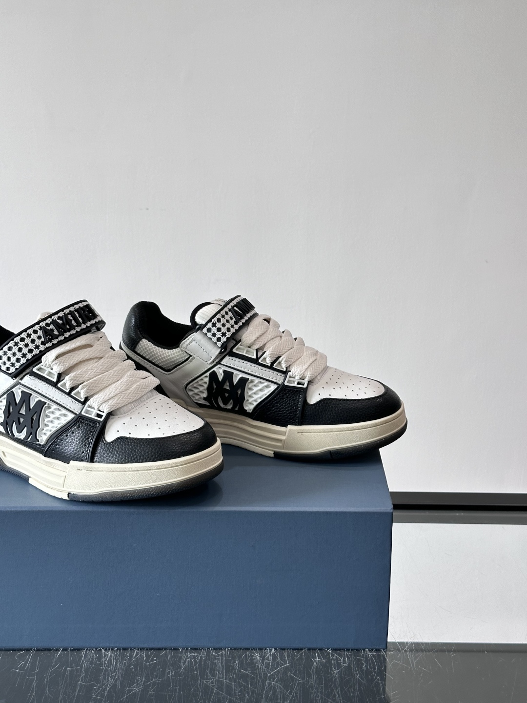 👟Amiri MA Skyline运动鞋。牛皮➕米黄橡胶底，简约又有细节感✨。鞋面有品牌标志和镂空设计，