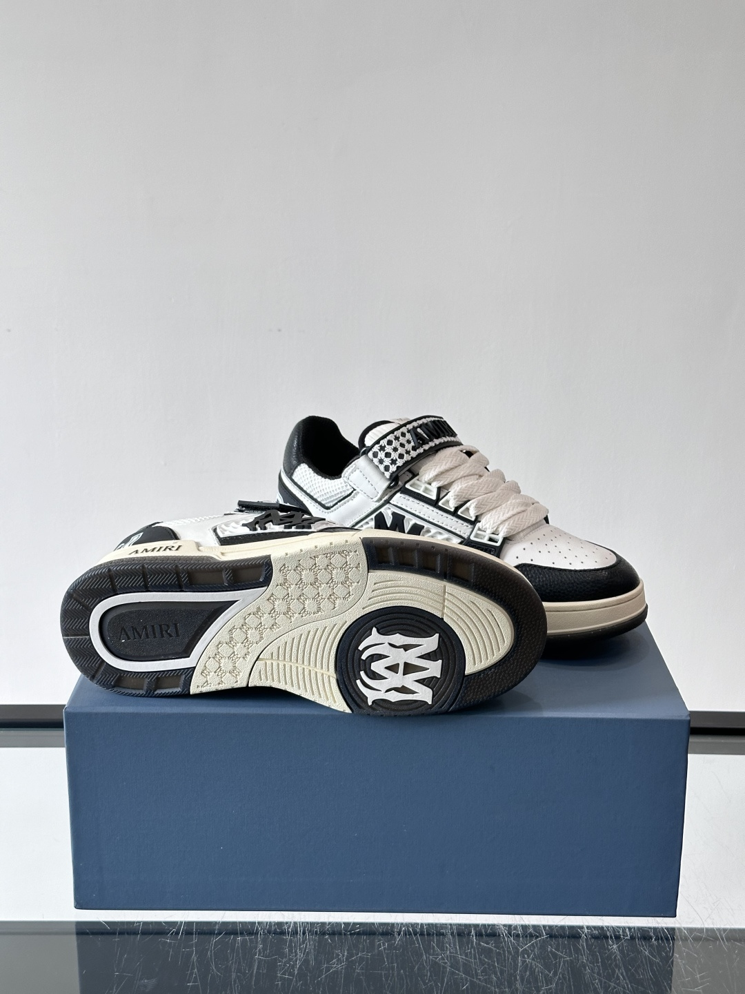 👟Amiri MA Skyline运动鞋。牛皮➕米黄橡胶底，简约又有细节感✨。鞋面有品牌标志和镂空设计，