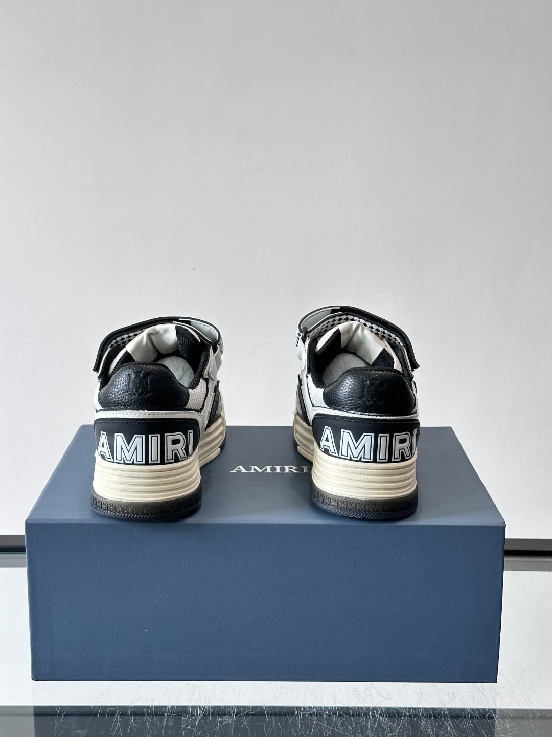 👟Amiri MA Skyline运动鞋。牛皮➕米黄橡胶底，简约又有细节感✨。鞋面有品牌标志和镂空设计，