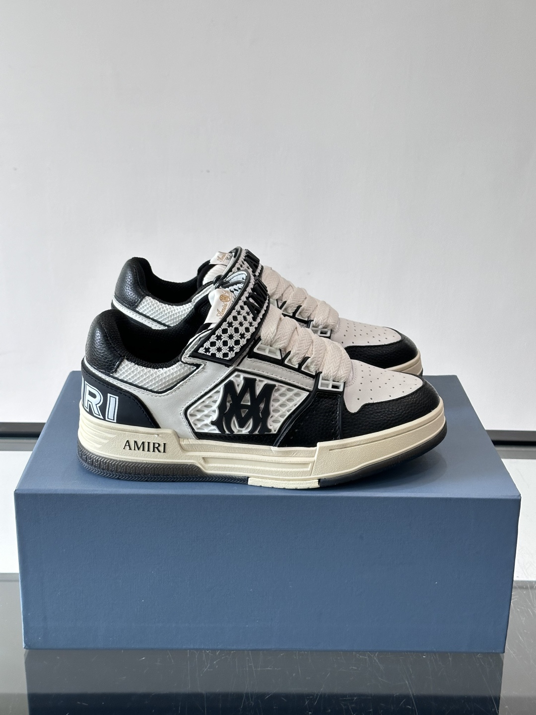👟Amiri MA Skyline运动鞋。牛皮➕米黄橡胶底，简约又有细节感✨。鞋面有品牌标志和镂空设计，