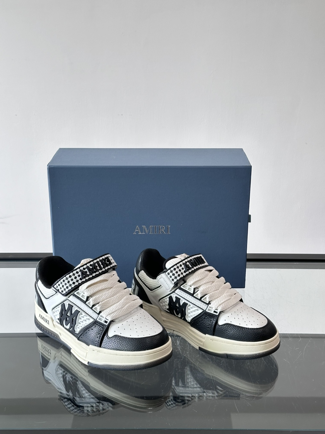 👟Amiri MA Skyline运动鞋。牛皮➕米黄橡胶底，简约又有细节感✨。鞋面有品牌标志和镂空设计，