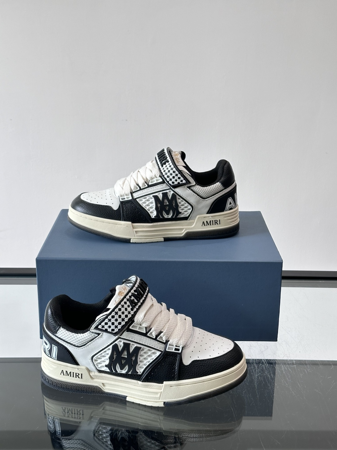 👟Amiri MA Skyline运动鞋。牛皮➕米黄橡胶底，简约又有细节感✨。鞋面有品牌标志和镂空设计，