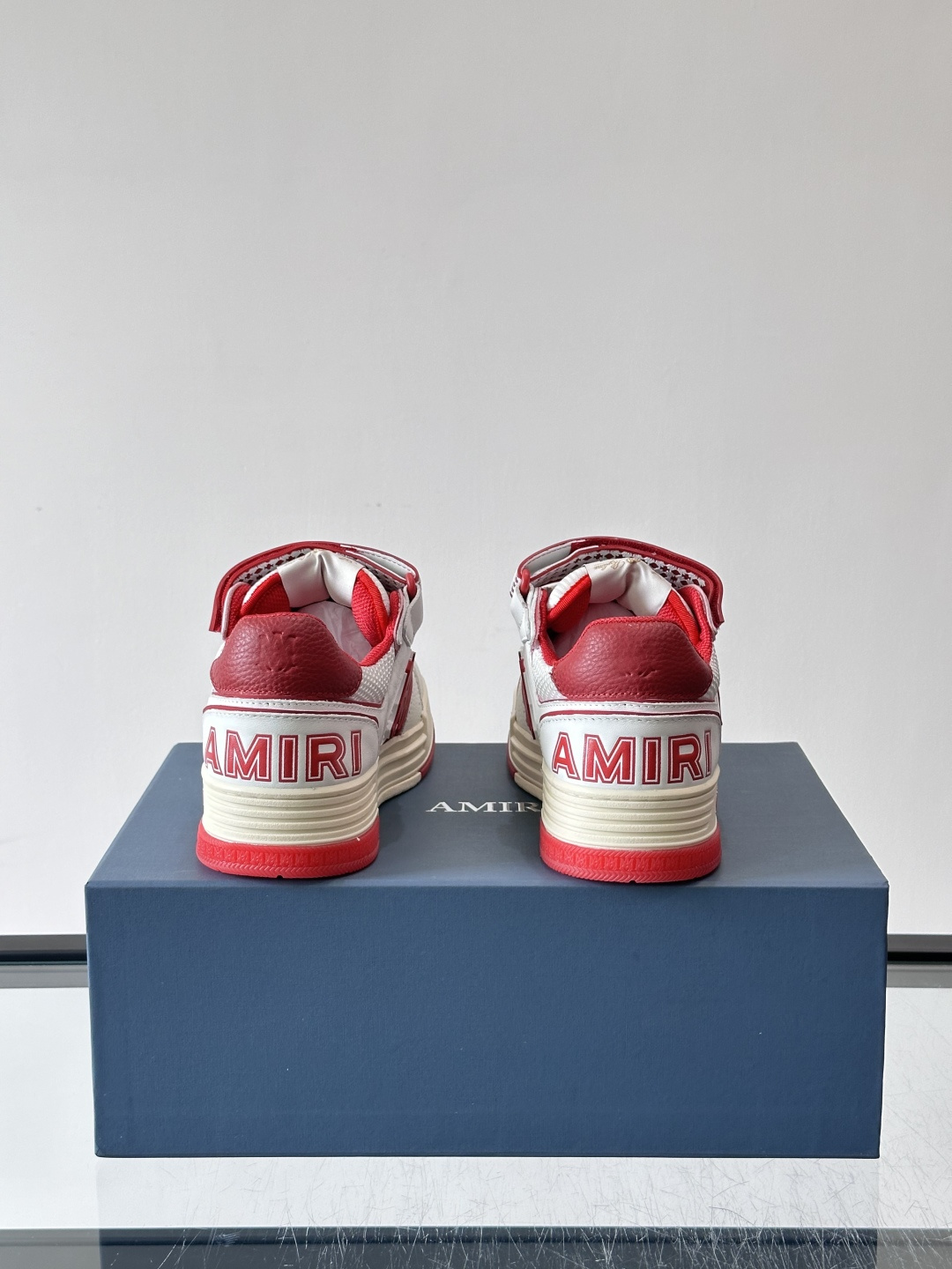 👟Amiri MA Skyline运动鞋。牛皮➕米黄橡胶底，简约又有细节感✨。鞋面有品牌标志和镂空设计，