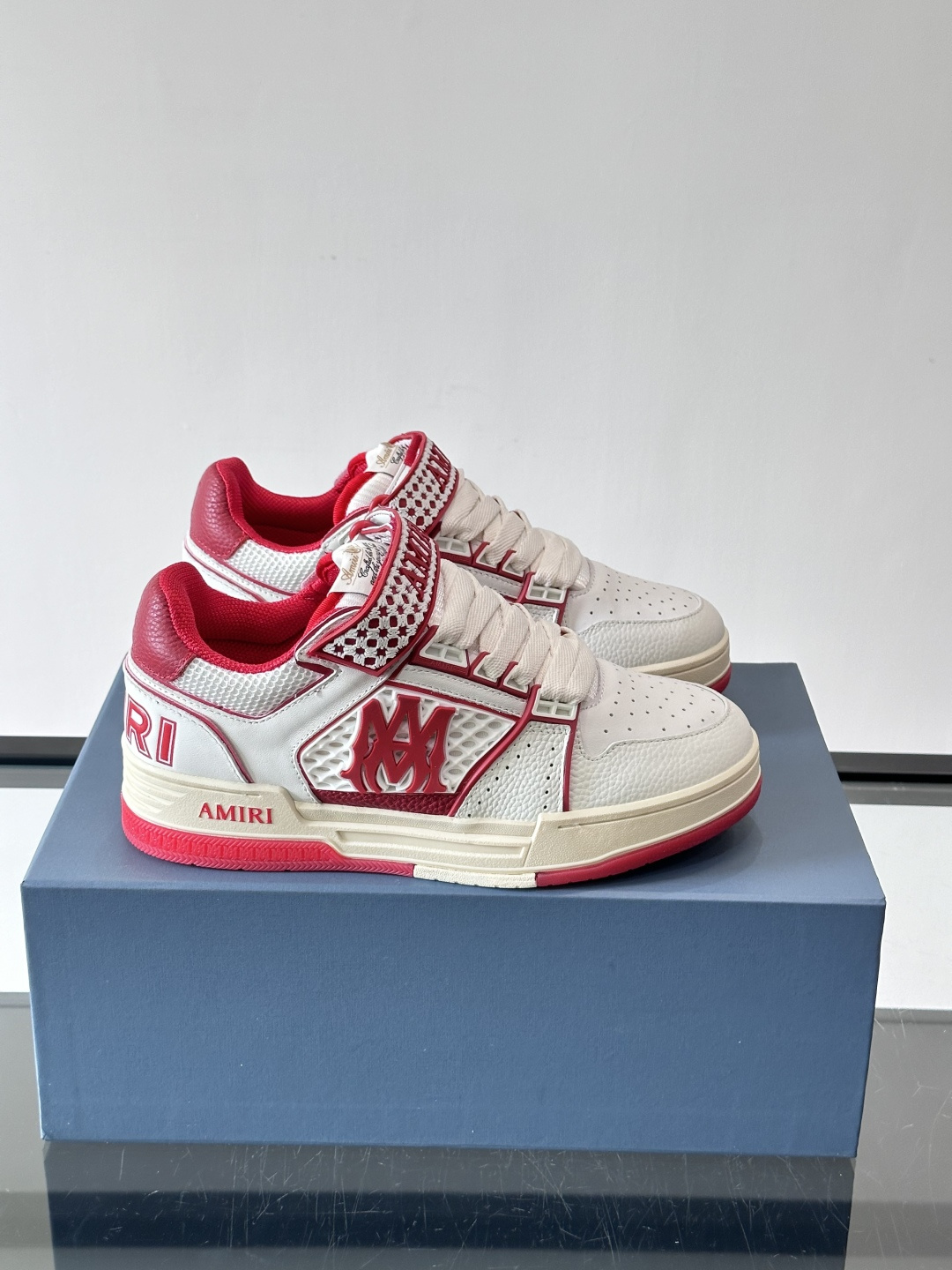 👟Amiri MA Skyline运动鞋。牛皮➕米黄橡胶底，简约又有细节感✨。鞋面有品牌标志和镂空设计，