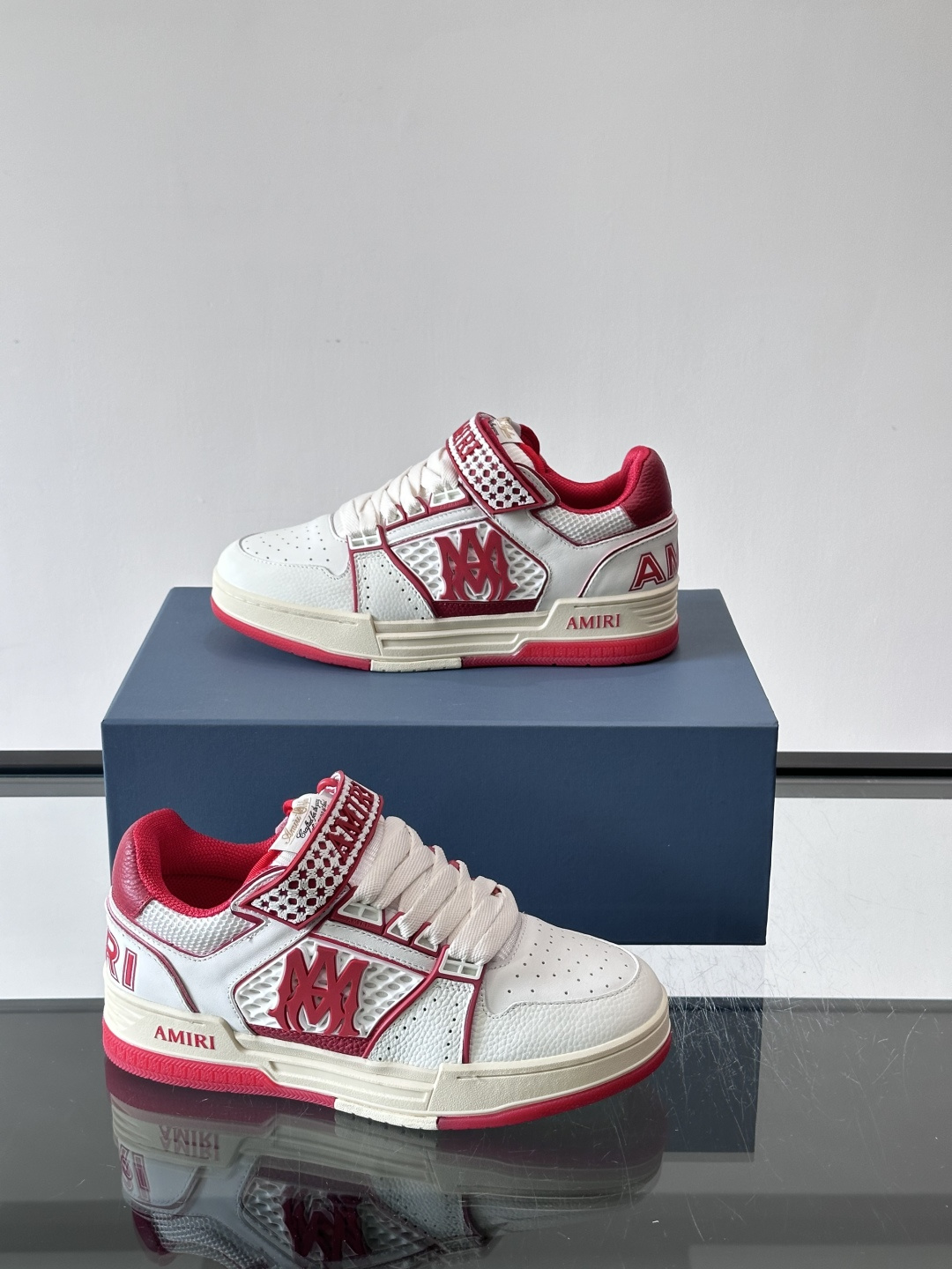 👟Amiri MA Skyline运动鞋。牛皮➕米黄橡胶底，简约又有细节感✨。鞋面有品牌标志和镂空设计，