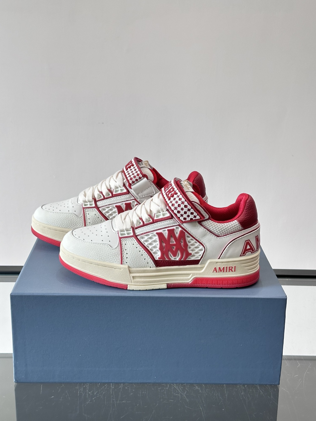 👟Amiri MA Skyline运动鞋。牛皮➕米黄橡胶底，简约又有细节感✨。鞋面有品牌标志和镂空设计，