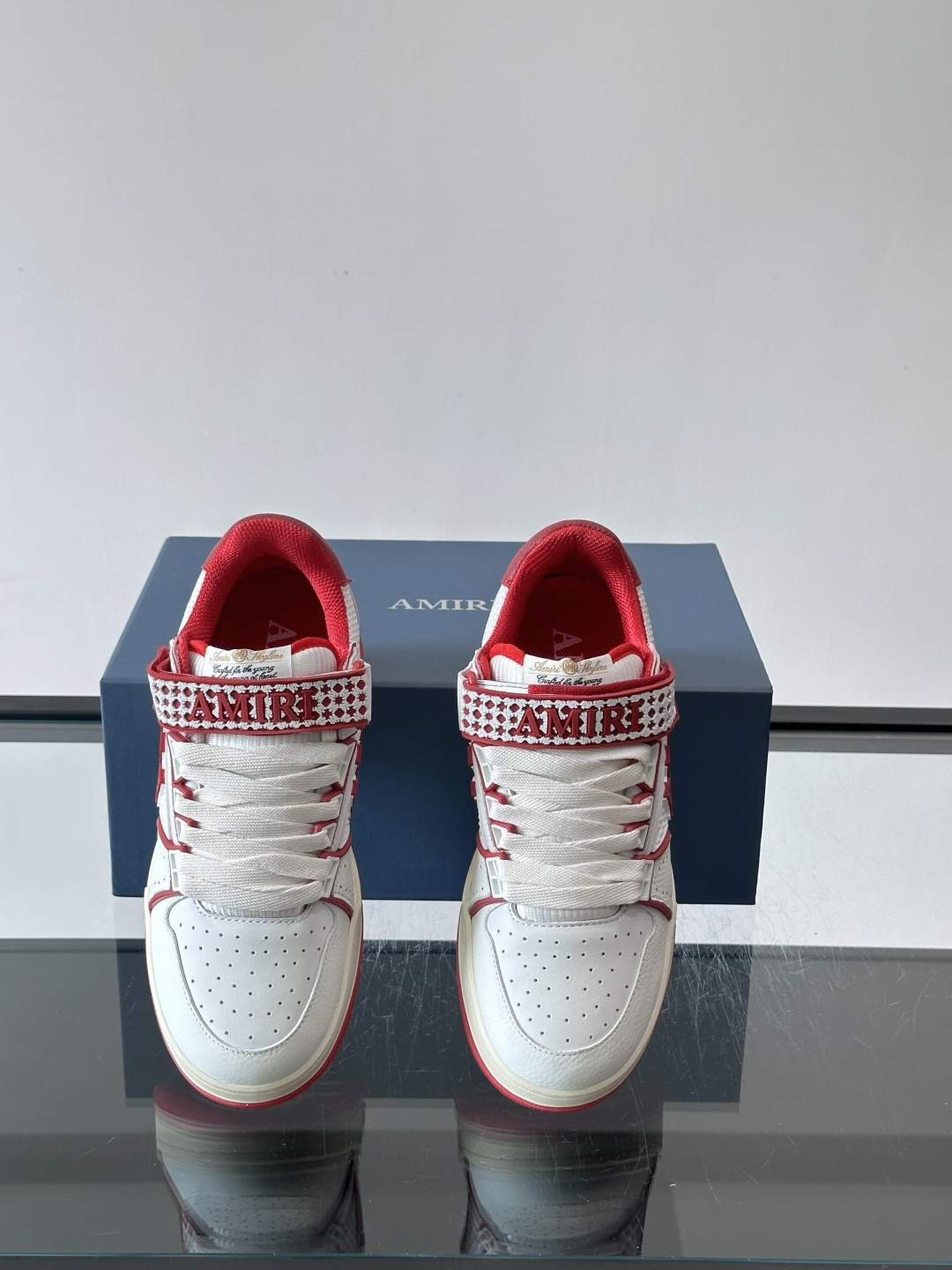 👟Amiri MA Skyline运动鞋。牛皮➕米黄橡胶底，简约又有细节感✨。鞋面有品牌标志和镂空设计，