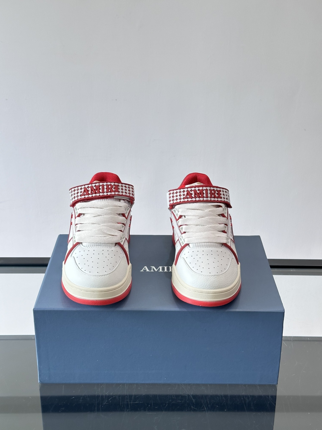 👟Amiri MA Skyline运动鞋。牛皮➕米黄橡胶底，简约又有细节感✨。鞋面有品牌标志和镂空设计，