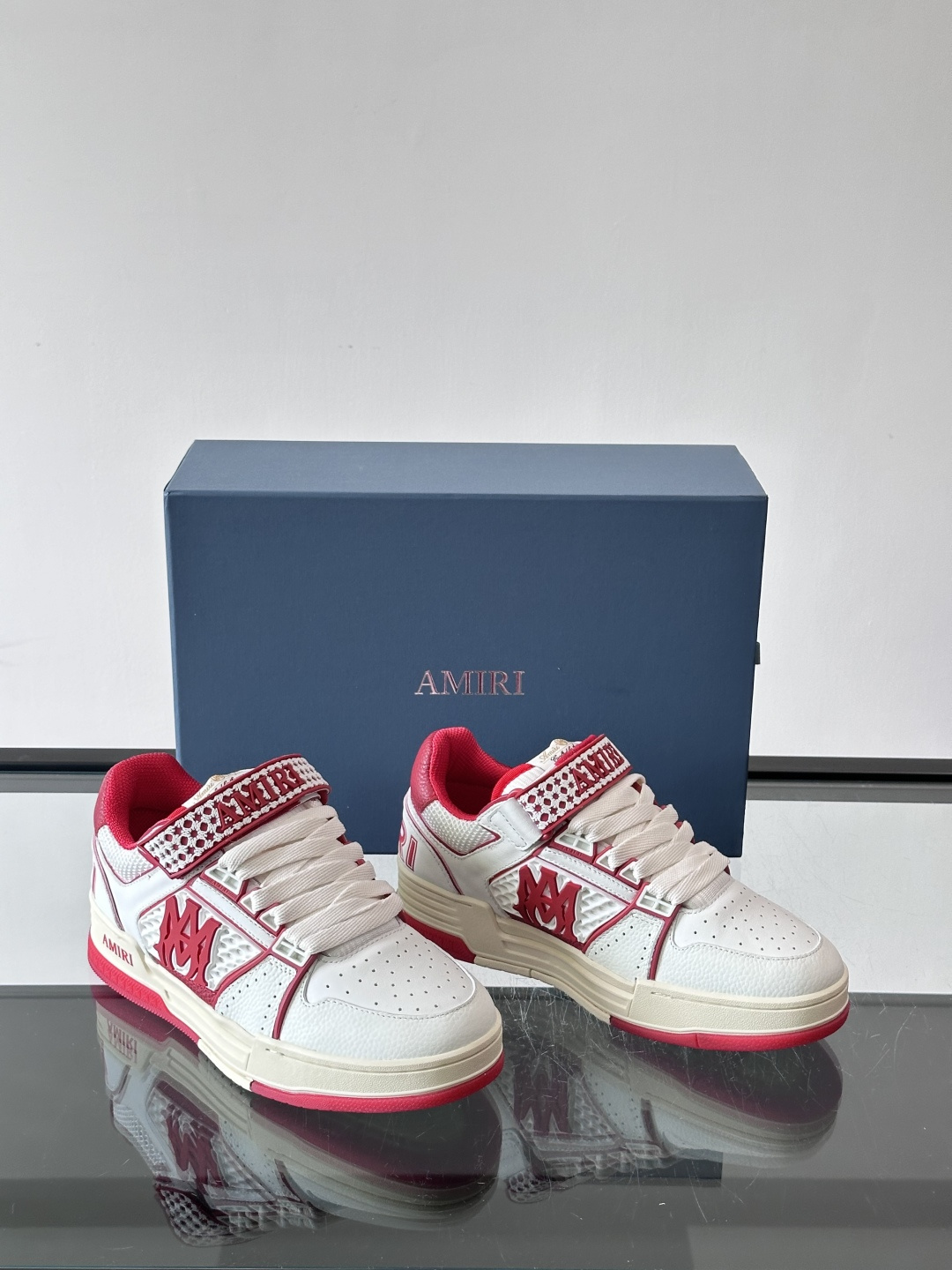 👟Amiri MA Skyline运动鞋。牛皮➕米黄橡胶底，简约又有细节感✨。鞋面有品牌标志和镂空设计，