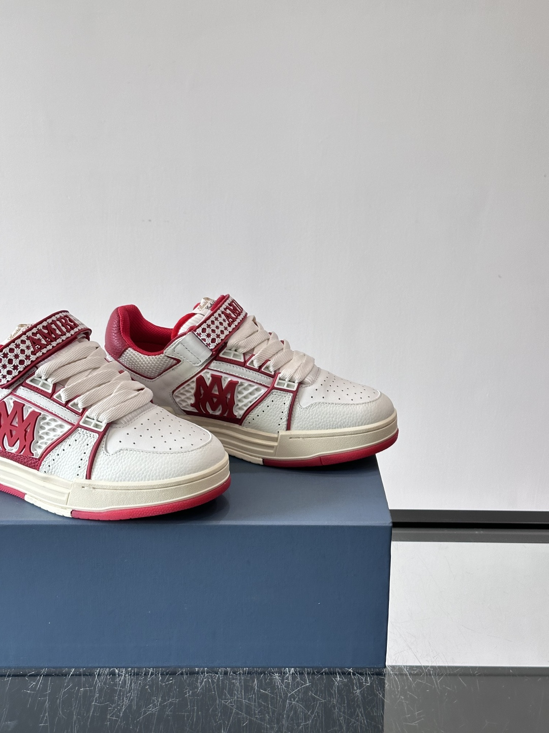 👟Amiri MA Skyline运动鞋。牛皮➕米黄橡胶底，简约又有细节感✨。鞋面有品牌标志和镂空设计，