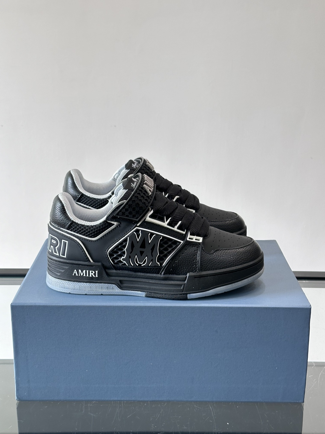 👟Amiri MA Skyline运动鞋。牛皮➕米黄橡胶底，简约又有细节感✨。鞋面有品牌标志和镂空设计，