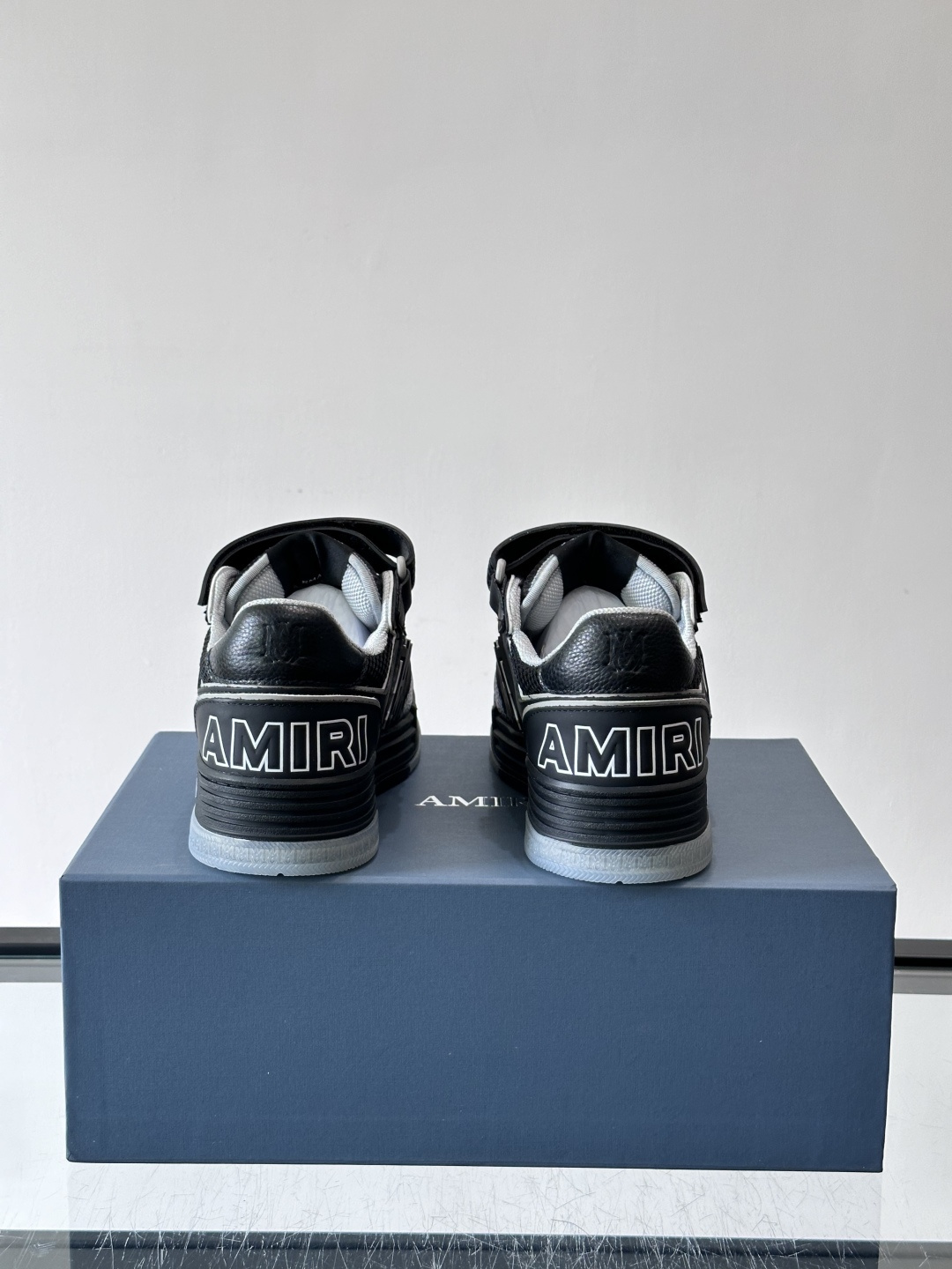👟Amiri MA Skyline运动鞋。牛皮➕米黄橡胶底，简约又有细节感✨。鞋面有品牌标志和镂空设计，