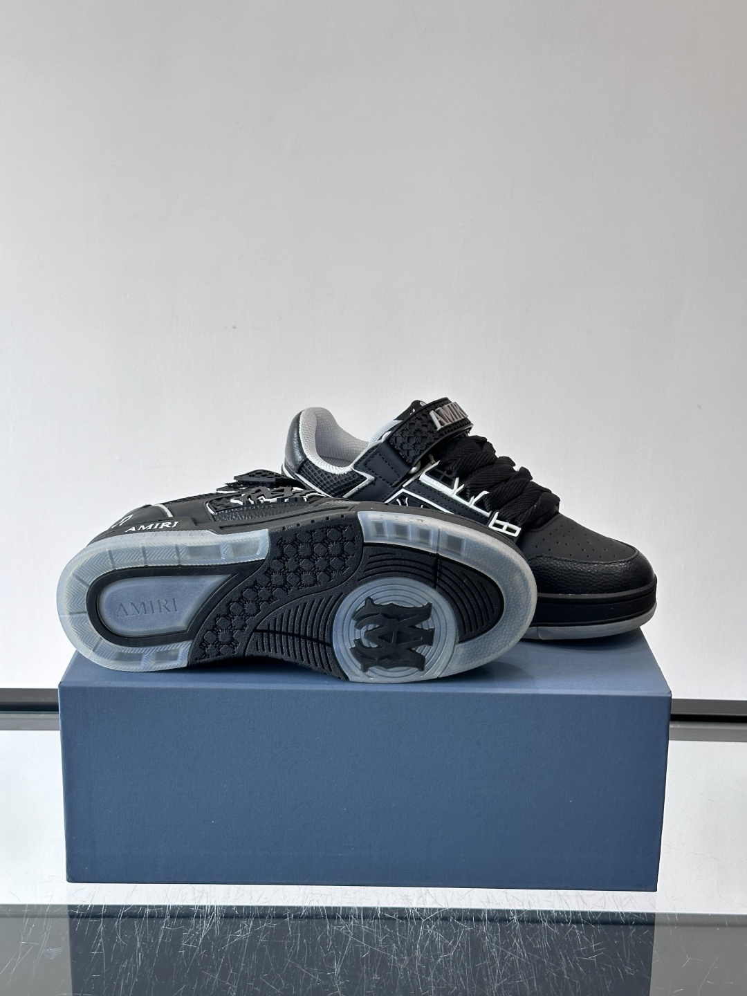 👟Amiri MA Skyline运动鞋。牛皮➕米黄橡胶底，简约又有细节感✨。鞋面有品牌标志和镂空设计，