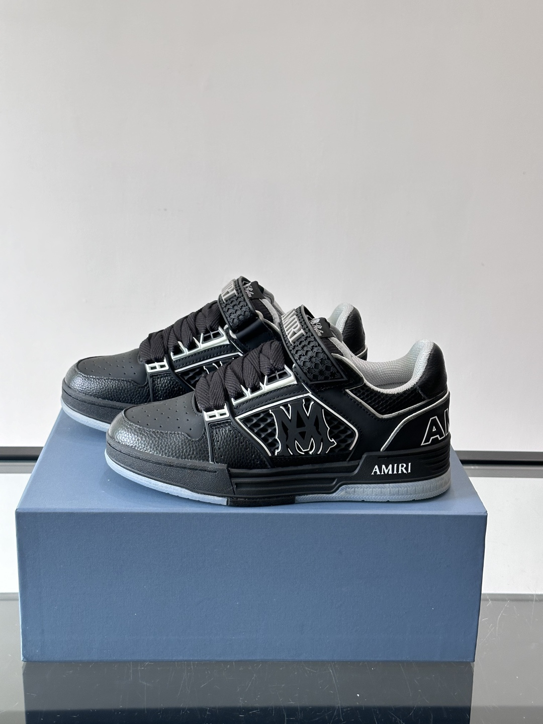 👟Amiri MA Skyline运动鞋。牛皮➕米黄橡胶底，简约又有细节感✨。鞋面有品牌标志和镂空设计，