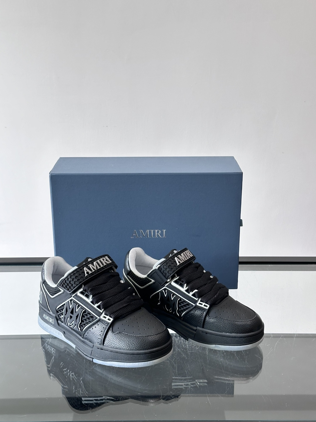 👟Amiri MA Skyline运动鞋。牛皮➕米黄橡胶底，简约又有细节感✨。鞋面有品牌标志和镂空设计，