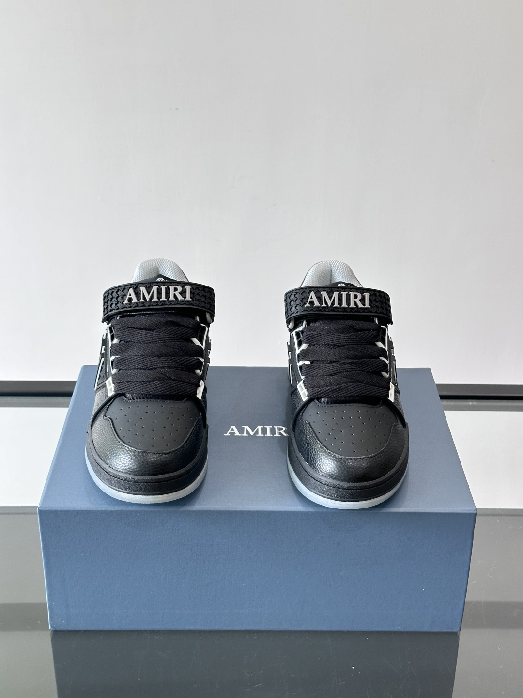 👟Amiri MA Skyline运动鞋。牛皮➕米黄橡胶底，简约又有细节感✨。鞋面有品牌标志和镂空设计，