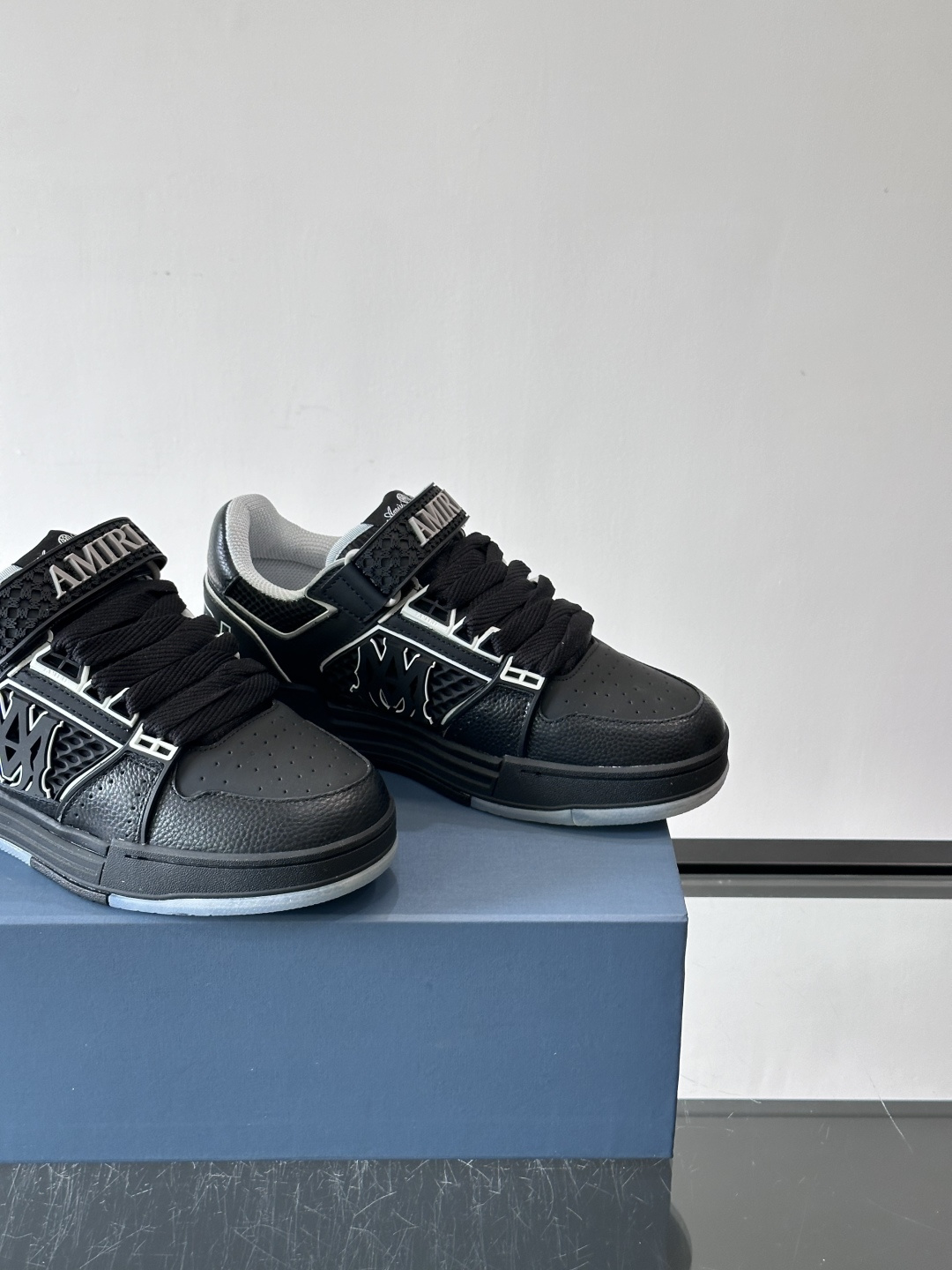 👟Amiri MA Skyline运动鞋。牛皮➕米黄橡胶底，简约又有细节感✨。鞋面有品牌标志和镂空设计，