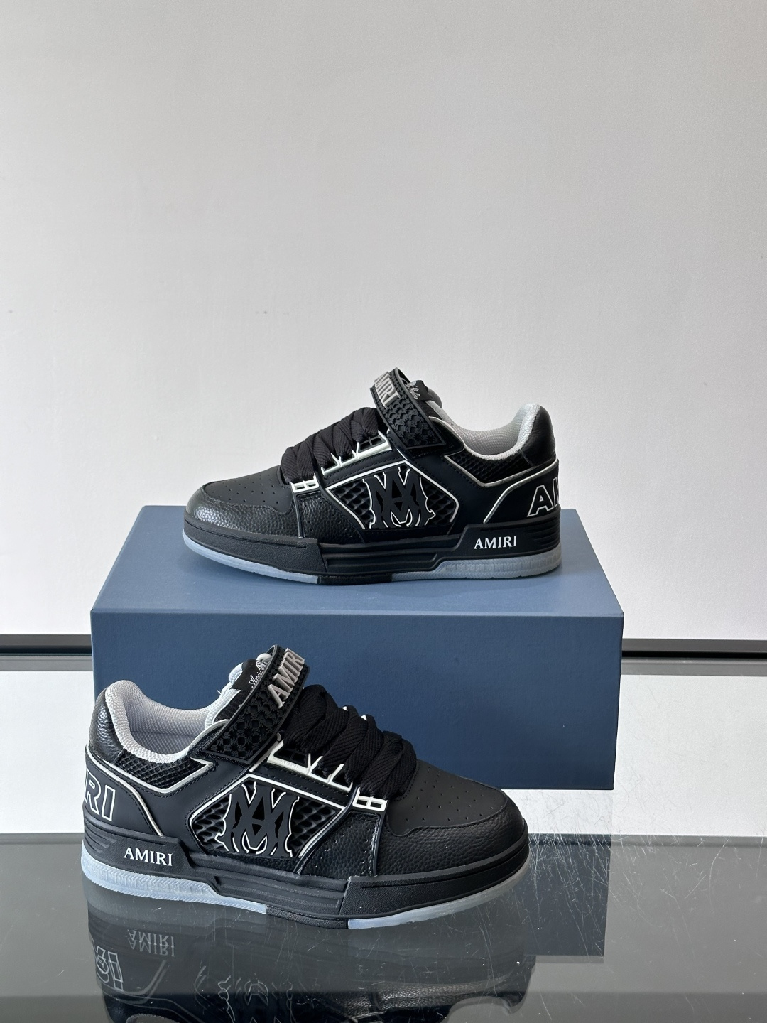 👟Amiri MA Skyline运动鞋。牛皮➕米黄橡胶底，简约又有细节感✨。鞋面有品牌标志和镂空设计，