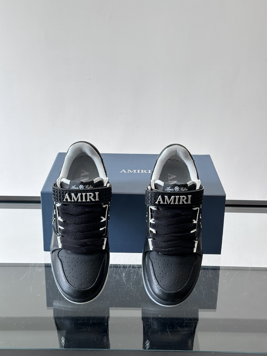 👟Amiri MA Skyline运动鞋。牛皮➕米黄橡胶底，简约又有细节感✨。鞋面有品牌标志和镂空设计，