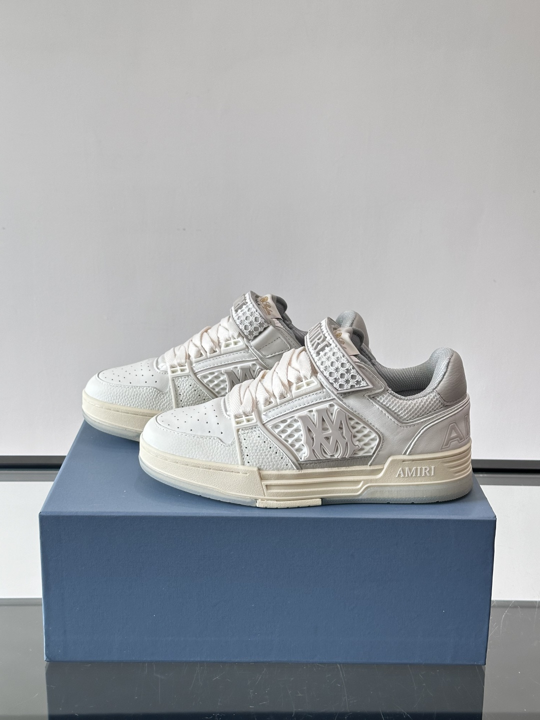 👟Amiri MA Skyline运动鞋。牛皮➕米黄橡胶底，简约又有细节感✨。鞋面有品牌标志和镂空设计，